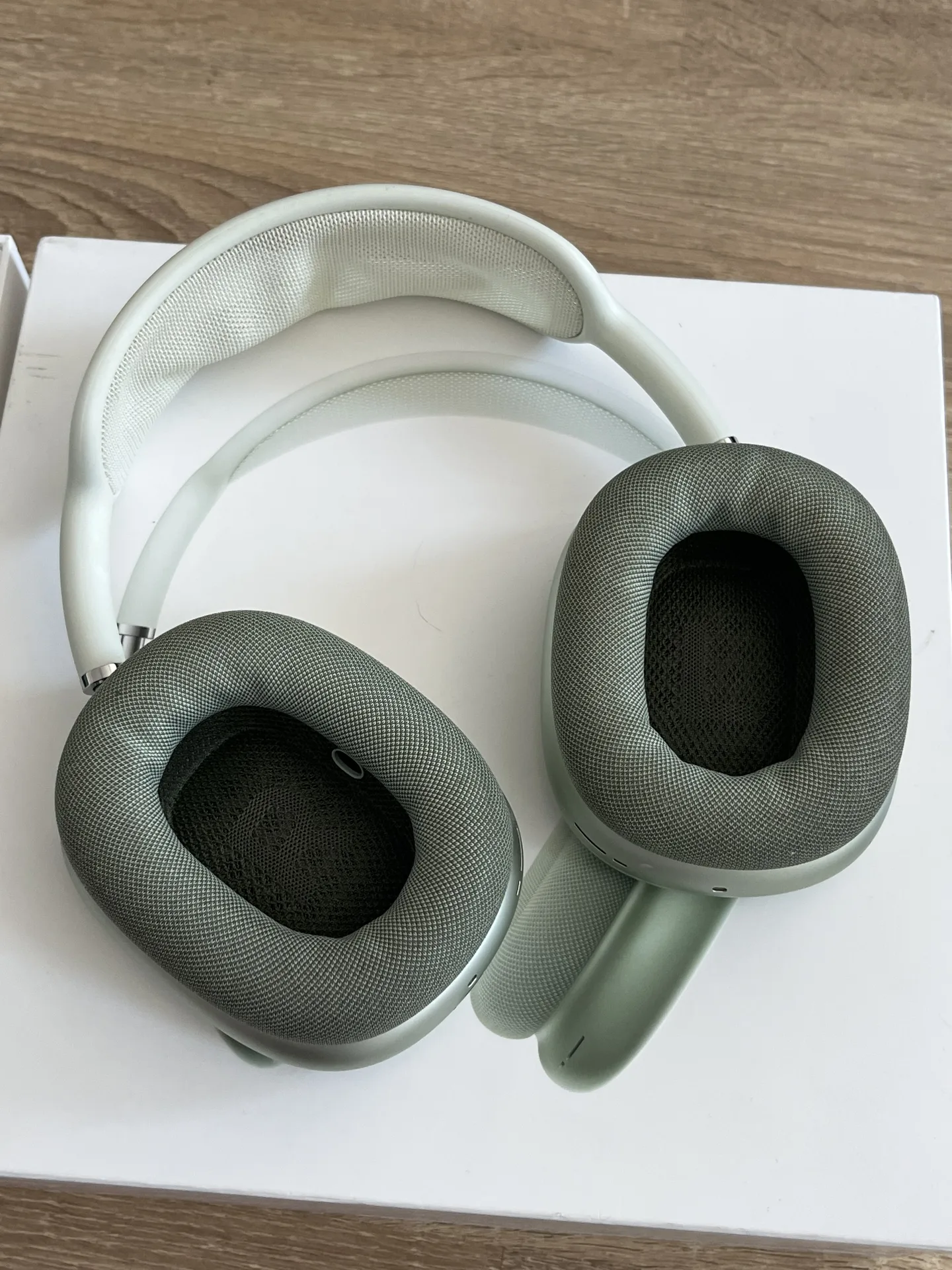 AirPodsMax Lightning