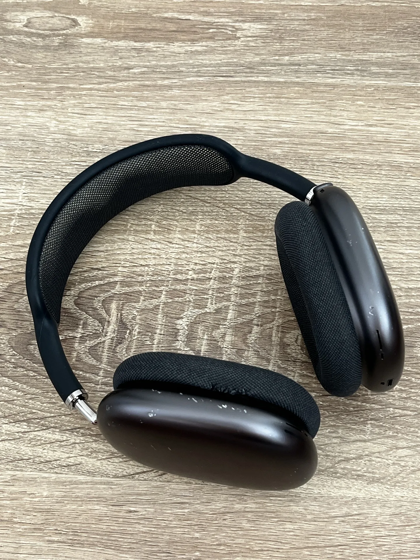 AirPods Max Lightning