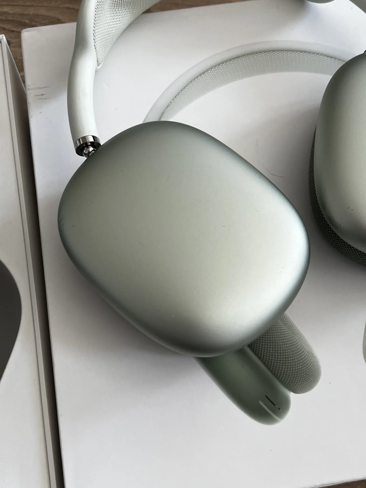 AirPodsMax Lightning