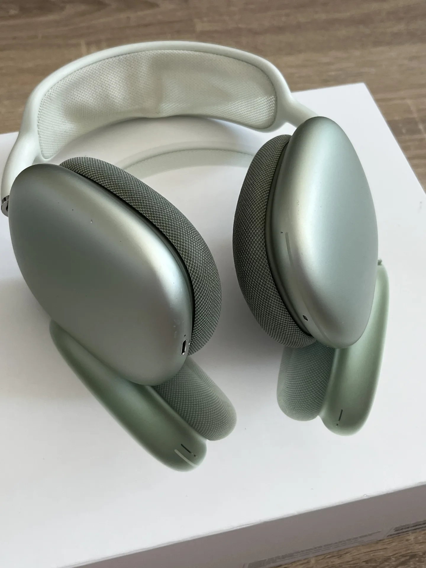 AirPodsMax Lightning