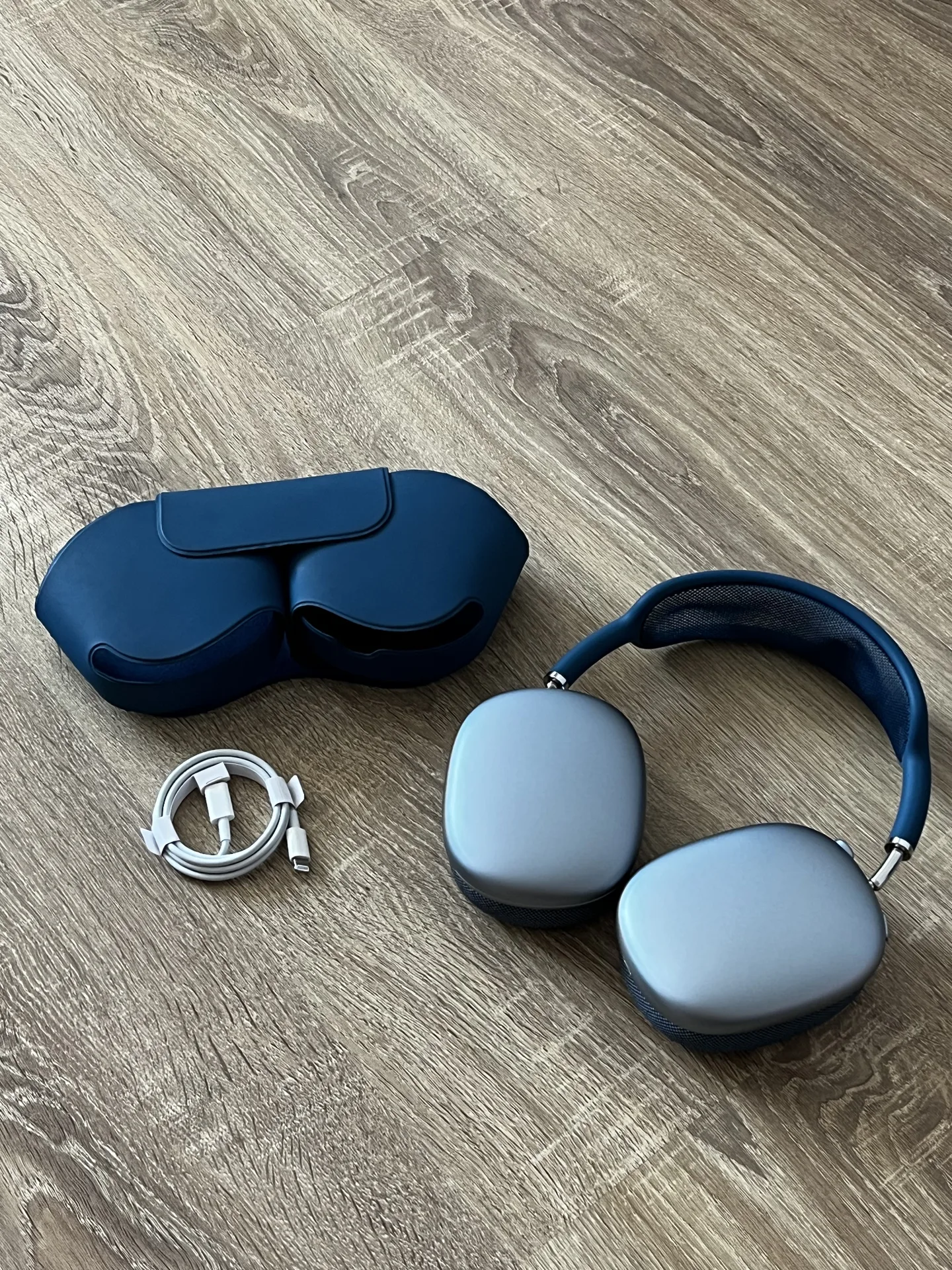 AirPods Max Lightning