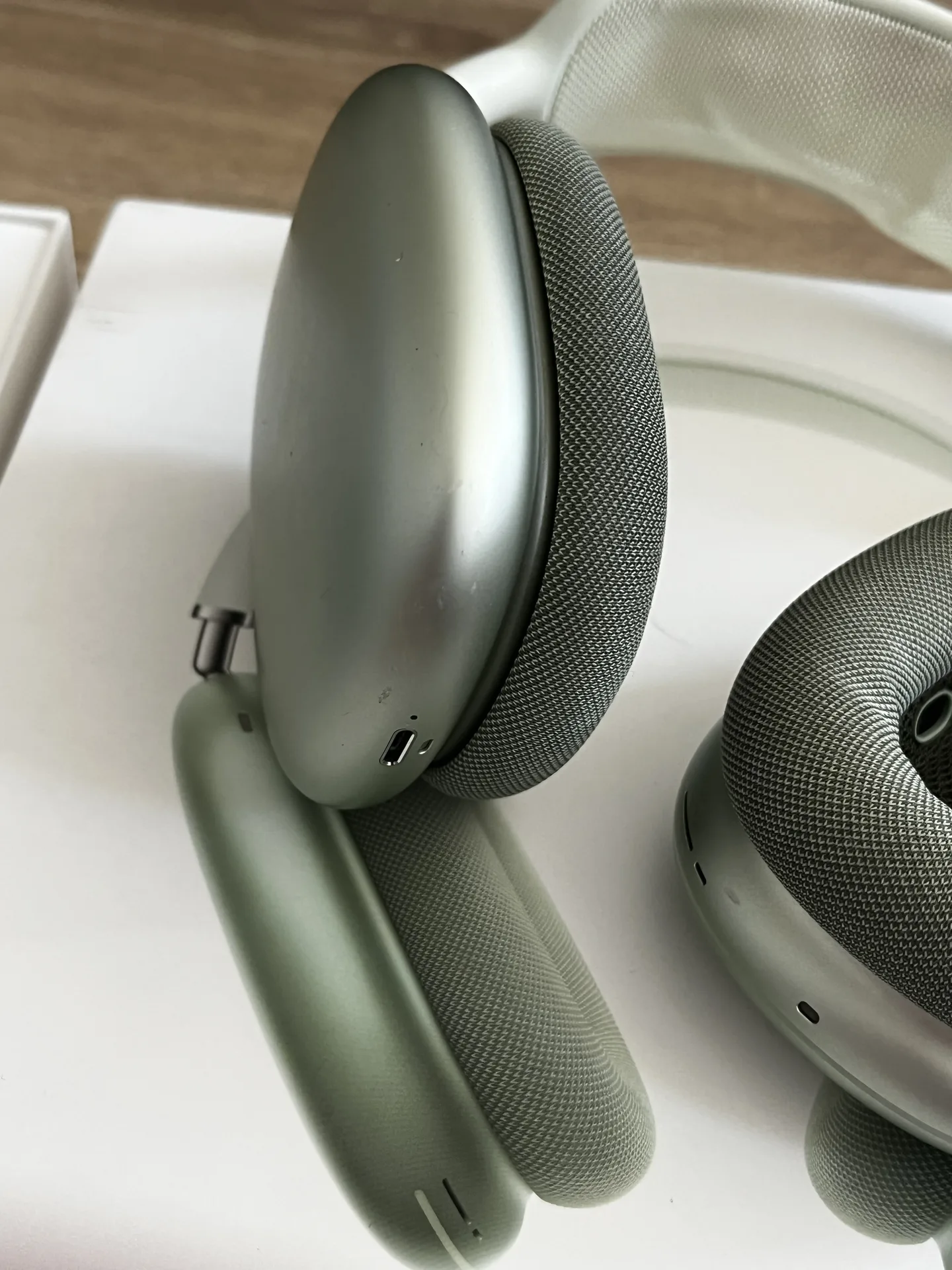 AirPodsMax Lightning